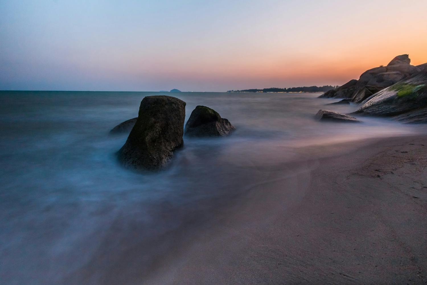 Självutlösare Strand i kvällsljus fotograferad med självutlösare vid landskapsfotografering
